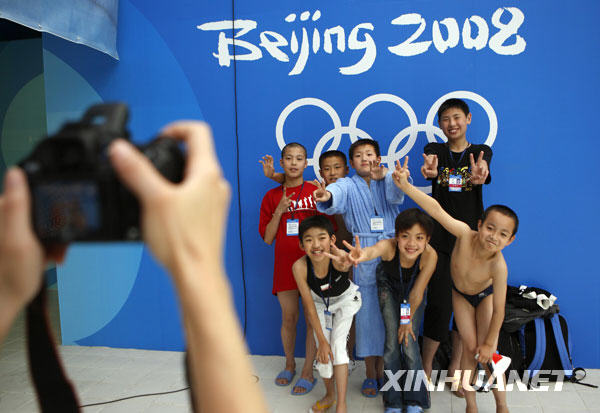 5月24日，参赛小选手在北京奥运会的标志前合影。当日，“水立方未来之星”2009年北京市业余体校游泳比赛在国家游泳中心“水立方”闭幕。本次比赛是“水立方”在北京奥运会和残奥会结束后举办的首项比赛。