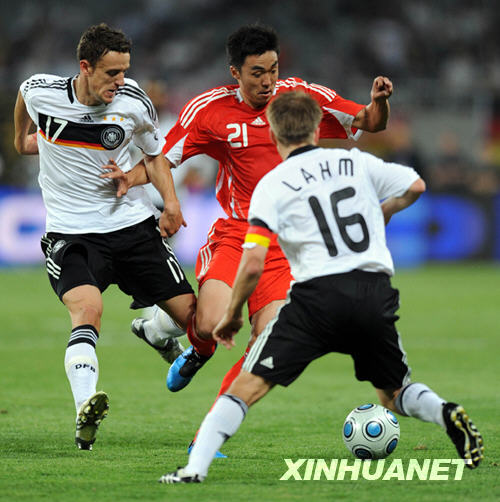 中德足球友谊赛：中国战平德国[组图]
