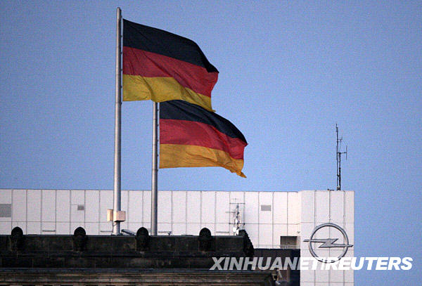 5月29日,德国国旗在首都柏林的一幢带有欧宝汽车标志的大楼前飘扬