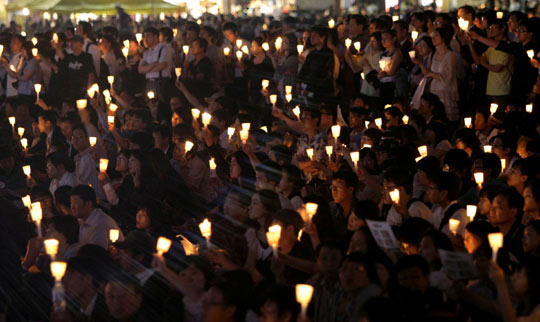 韩国前总统卢武铉的骨灰30日运抵故乡的乡村。