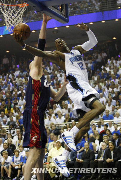 5月30日，魔术队球员霍华德（右）在比赛中上篮。当日，在NBA东部决赛第六场比赛中，以总比分3比2领先的奥兰多魔术队主场迎战克利夫兰骑士队。