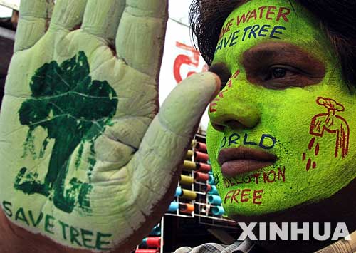 6月4日，在印度的博帕尔，一名环保主义者在展示手上“保护树木”的图案。6月5日是世界环境日。 新华社发