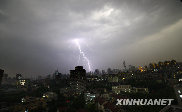 上海遭遇强对流天气 发布雷电大风黄色预警[组图]