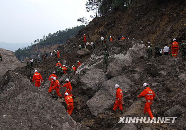 重庆出动警用直升机对武隆山体垮塌现场航拍[组图]