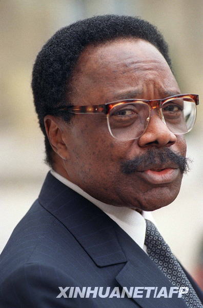 邦戈,加蓬,1986年,官方语言,革新之父,1994年,2005年,当选总统,希拉克,执政