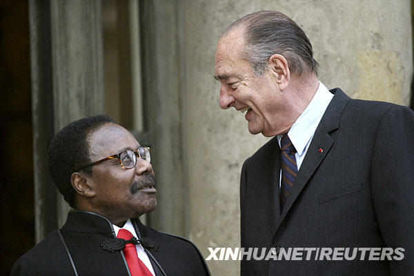 邦戈,加蓬,1986年,官方语言,革新之父,1994年,2005年,当选总统,希拉克,执政