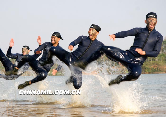 海軍陸戰(zhàn)隊“兩棲蛙人”訓(xùn)練探秘[組圖]