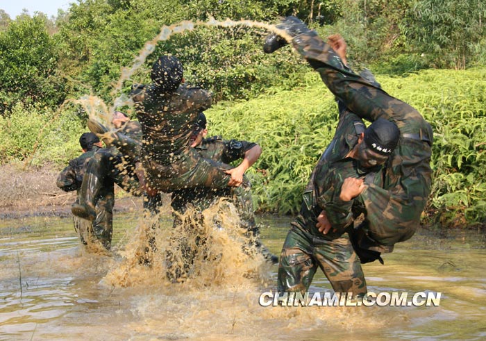 海軍陸戰(zhàn)隊(duì)“兩棲蛙人”訓(xùn)練探秘[組圖]