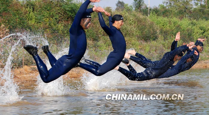 海軍陸戰(zhàn)隊(duì)“兩棲蛙人”訓(xùn)練探秘[組圖]