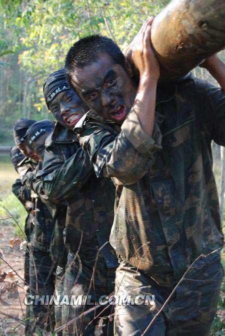 海軍陸戰(zhàn)隊(duì)“兩棲蛙人”訓(xùn)練探秘[組圖]