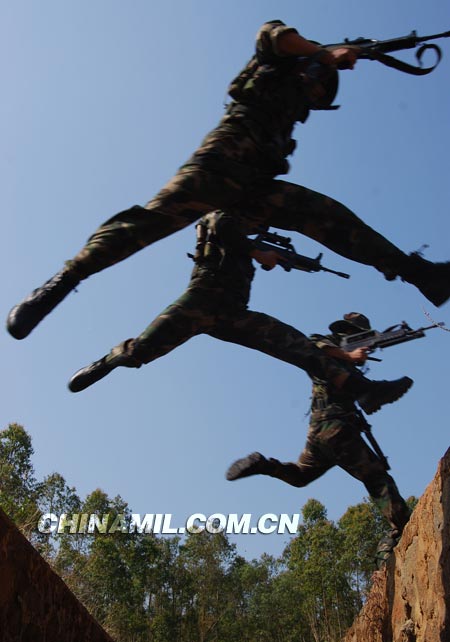 海軍陸戰(zhàn)隊(duì)“兩棲蛙人”訓(xùn)練探秘[組圖]