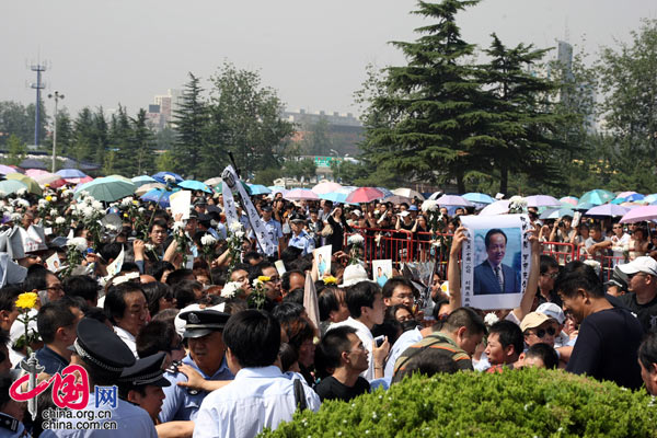  6月11日，央视《新闻联播》主持人罗京追悼会在北京八宝山殡仪馆东大厅举行。众多领导和知名人士到场致哀，上万名观众前来送别罗京最后一程。中国网 摄影 杨佳