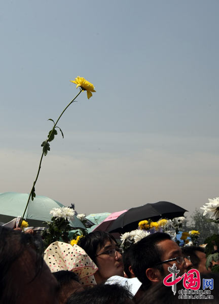  6月11日，央视《新闻联播》主持人罗京追悼会在北京八宝山殡仪馆东大厅举行。众多领导和知名人士到场致哀，上万名观众前来送别罗京最后一程。中国网 摄影 杨佳