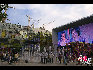 喷泉广场上超大的屏幕也吸引着游客驻足观看。 张旭摄影