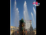 索菲亚教堂以它恢宏的气势矗立于哈尔滨，是哈尔滨的标志性建筑。音乐喷泉拌随着悠扬的音乐，在广场上空激情回荡。    马成军/摄影