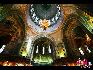 教堂的内部在一定程度上表现了君士坦丁堡的索菲亚教堂的穹顶气氛。教堂巨大的穹顶构成了极其宏伟壮观的空间轮廓，由这4个大帆拱托起的如此巨大的带有宗教图案的大弯顶内墙面，尽显富丽堂皇高雅别致。    马成军/摄影