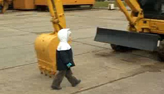 惊呆！俄罗斯3岁男孩驾驶大型挖土机[组图]