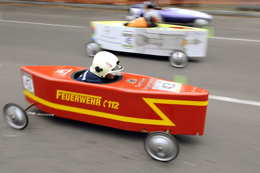 6月28日，选手驾驶“赛车”争霸车赛。