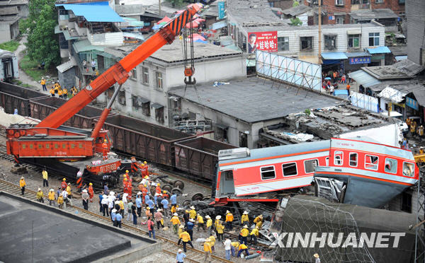 郴州列车相撞事故现场仍在紧张清理之中组图