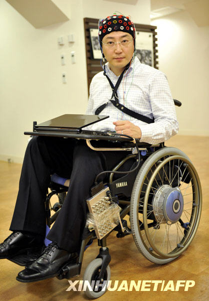 丰田公司发明可用脑电波控制轮椅新技术[组图]