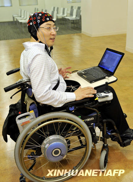 丰田公司发明可用脑电波控制轮椅新技术[组图]