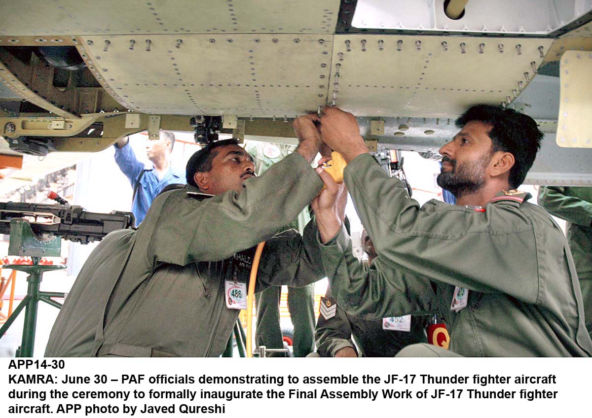 巴基斯坦开始自行组装生产枭龙战机[组图]