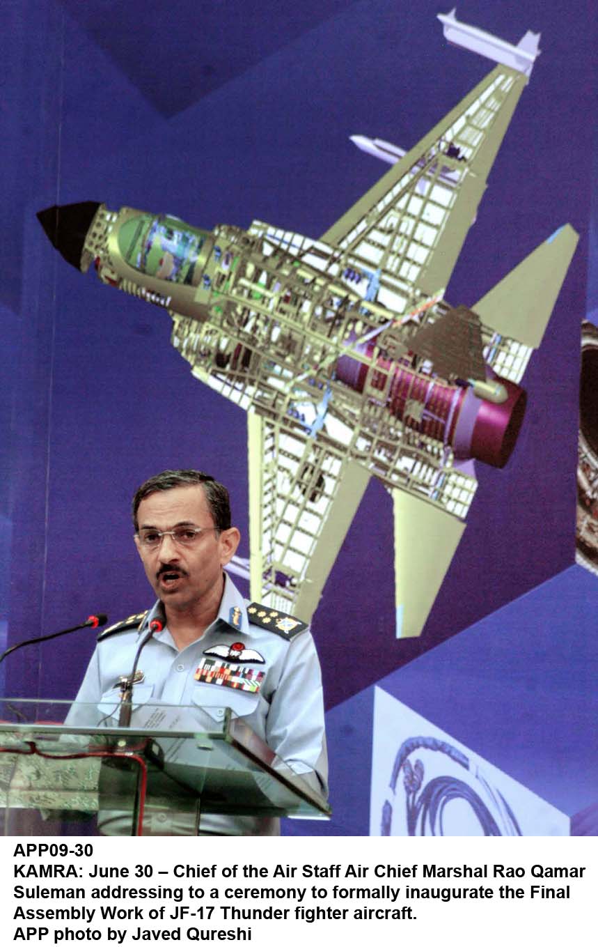 巴基斯坦开始自行组装生产枭龙战机[组图]