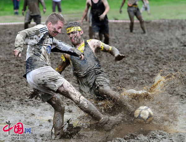 2009年6月27日，英国Strachur，参加泥地足球世界锦标赛的运动员们在泥浆之中进行角逐。