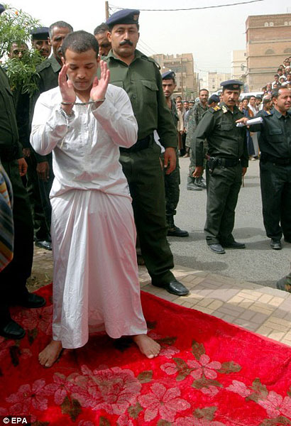 主题也门娈童犯众目睽睽之下被枪决