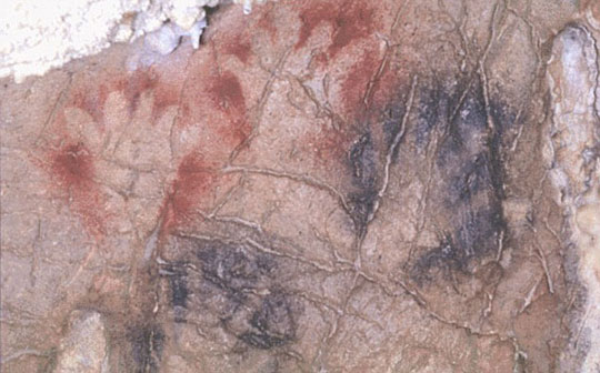 欧洲史前壁画上发现远古女人手印[组图]