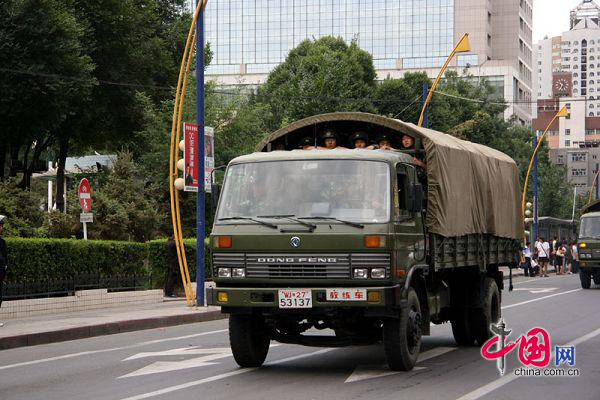 乌鲁木齐 新疆 街头 军车
