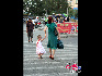 过马路的母子。2007年6月24日。新疆吐鲁番。齐嘉杰摄影。