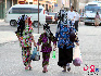 回家的一家三口。2007年6月24日。新疆吐鲁番。齐嘉杰摄影。
