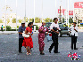 市中心广场的市民。2007年6月25日。新疆吐鲁番。齐嘉杰摄影。