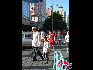 过马路的市民。2007年6月27日。新疆乌鲁木齐。齐嘉杰摄影。