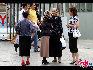 街边拉家常的市民。2007年6月26日。新疆乌鲁木齐。齐嘉杰摄影。