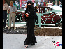 街边的女子。2007年6月26日。新疆乌鲁木齐。齐嘉杰摄影。