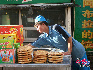 国际大巴扎的烤馕。2007年6月27日。新疆乌鲁木齐。齐嘉杰摄影。