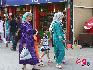 国际大巴扎购物的女子和小孩。2007年6月26日。新疆乌鲁木齐。齐嘉杰摄影。