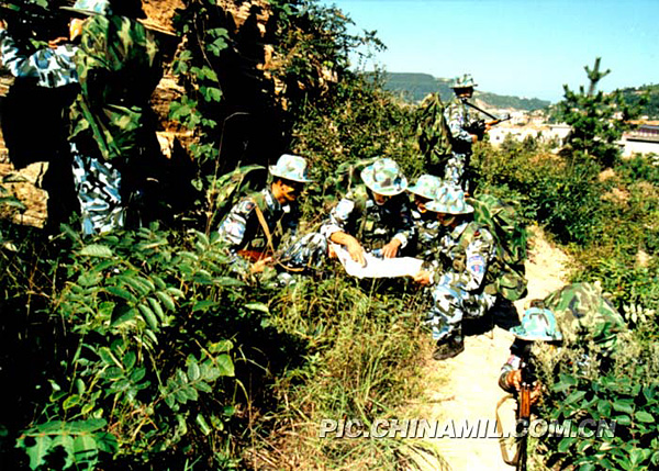 瀋陽軍區駐黃海前哨模擬“藍軍”對抗演練[組圖]