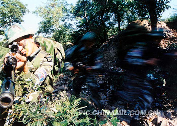 瀋陽軍區駐黃海前哨模擬“藍軍”對抗演練[組圖]