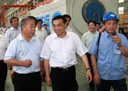 7月10日至11日，中共中央政治局常委、国务院副总理李克强在重庆考察。这是7月11日，李克强在中船重工海装风电设备公司考察。新华社记者 庞兴雷 摄 