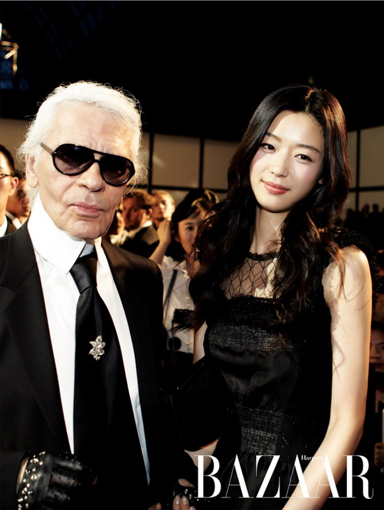 全智贤(右)与设计大师Karl Lagerfeld