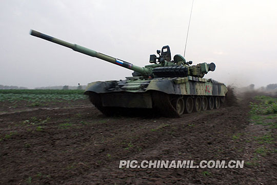 俄军主战坦克抵达演练地域，战车驰骋而来。