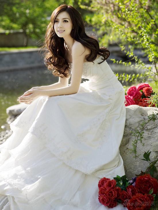 组图：周伟童白色婚纱写真性感清新显优雅