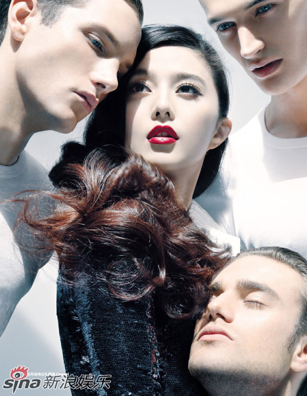 近日，范冰冰登上时尚杂志《时尚芭莎》2009年8月号封面，化身宠儿被外国美男簇拥。