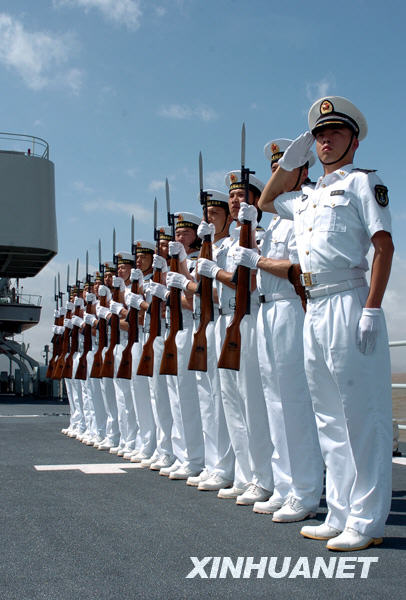 7月14日,中国海军东海舰队官兵在千岛湖号综合补给舰上进行列队训练