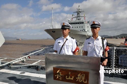 即將出征的第三批護(hù)航編隊(duì)由東海艦隊(duì)的 “舟山”號(hào)導(dǎo)彈護(hù)衛(wèi)艦、“徐州”號(hào)導(dǎo)彈護(hù)衛(wèi)艦和“千島湖”號(hào)綜合補(bǔ)給艦，兩架艦載直升機(jī)以及海軍特戰(zhàn)隊(duì)員組成。