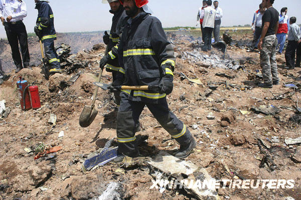 7月15日,救援人员在伊朗加兹温附近的坠机现场工作.新华社/路透