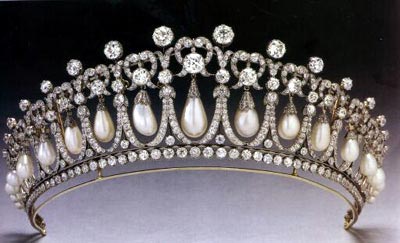王冠顶部的钻石可以自由拆卸，转换成珍珠